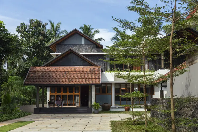 Inclined Home / Casa Design Studio